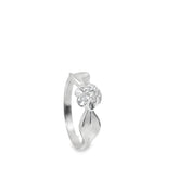 Elegant ring with a flower design