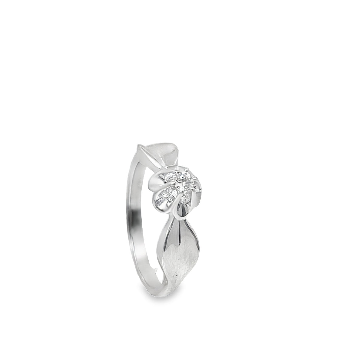 Elegant ring with a flower design