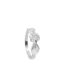 Elegant ring with a flower design