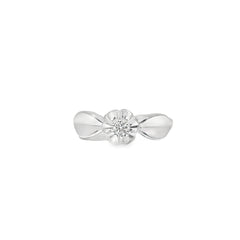 Elegant ring with a flower design
