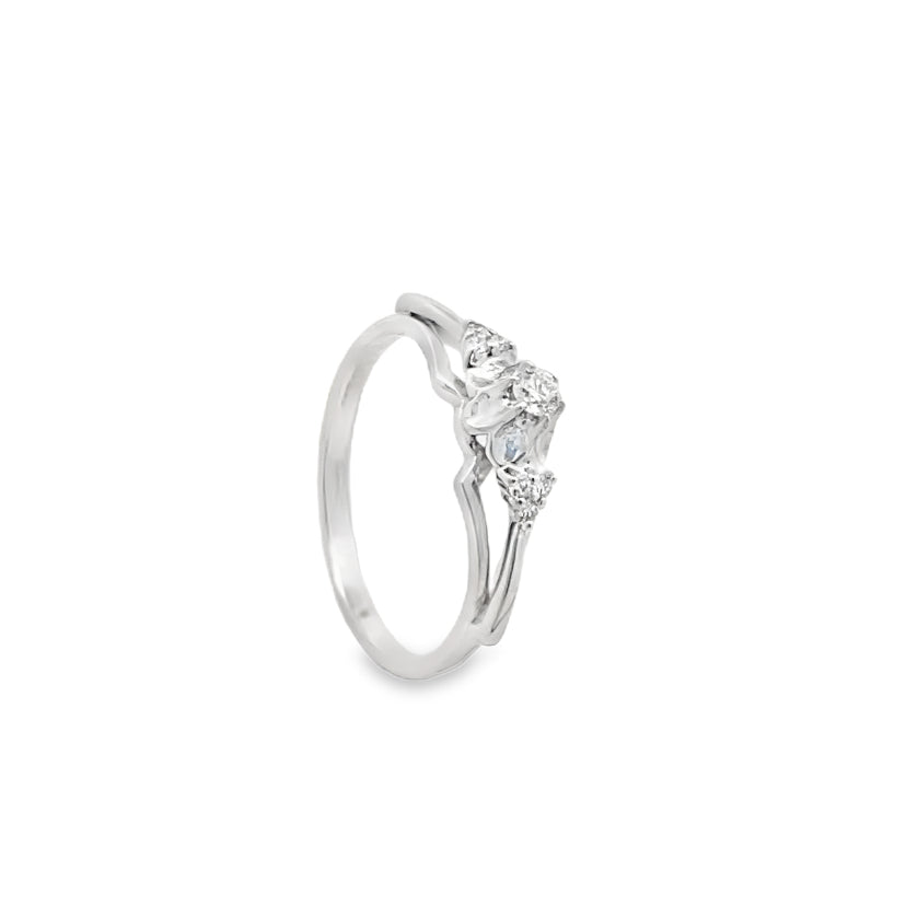 Elegant Ring with Diamonds