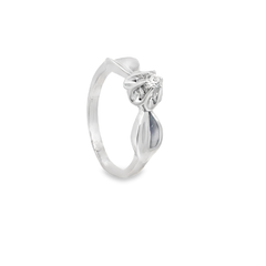 Elegant ring with a flower design